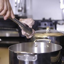 Sofreír la carne en una olla durante 5 minutos.
