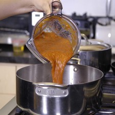 Añadir el jitomate molido, sazonar con sal y pimienta continuar cociendo hasta que se reduzca el jitomate.