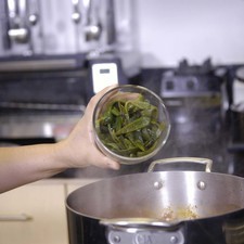 Agregar el chile poblano en tiras.