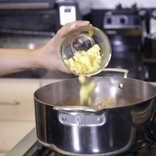 Añadir la piña picada y rectificar sazón.