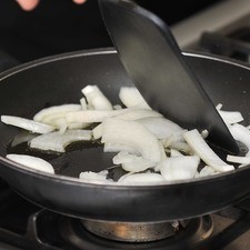 Cortar la cebolla en rajas delgadas, acitronar en una sartén con un poco de aceite de oliva durante un par de minutos. S 1442 1475635547