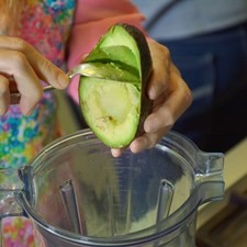 Pelar los aguacates y licuar con el jugo de los limones,
