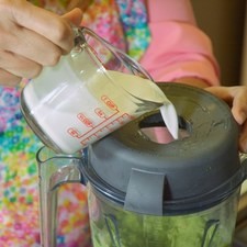 Agregar la leche de coco y la miel. Debes tener aproximadamente 3 tazas de líquido.