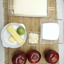 Ingredientes para receta 500 gramos de pasta de hojaldre 1 taza de azúcar blanca 100 gramos de mantequilla 3 piezas de manzana roja 1 pieza de limón Ingredientes para decorar almendra rebanada al gusto