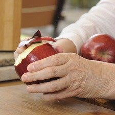 Para el relleno: pelar las manzanas y cortar en gajos gruesos, removiendo el corazón y las semillas.
