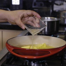 Fundir los 100 gramos de mantequilla, el jugo de limón.