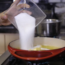 Agregar la taza de azúcar, dejar por 3 minutos sobre la estufa en el Tatin Dish.