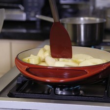 Agregar las manzanas y mover sólo un poco de vez en cuando para cubrir toda la fruta con la mantequilla, dejar por 15 minutos a fuego medio bajo, hasta que reduzca el líquido. Retirar del fuego y dejar enfriar.