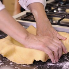 Extender la pasta de hojaldre sobre la mesa. Cubrir con ella el Tartin Dish, presionando sólo un poco hacia abajo. Hornear por 15 minutos o hasta que la masa esté dorada y las manzanas estén tiernas. Transferir a una rejilla y dejar enfriar.