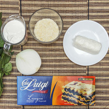 Ingredientes para receta 453 gramos de lasaña de luigi Help 4 manojos de espinaca Help 1/2 pieza de cebolla blanca 1 diente de ajo 1 taza de crema de leche de vaca 1 pieza de huevo 200 gramos de queso de cabra sal al gusto pimienta negra molida al gusto queso parmesano rallado al gusto 2 cucharadas de mantequilla S 14434 1475613458