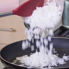 Calentar la cucharada de aceite sofreír la cebolla y el ajo picado durante unos minutos. S 14436 1475613458