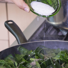 Añadir las espinacas troceadas sazonar con pimienta y sal continuar cociendo unos minutos más. Reservar. S 14437 1475613456