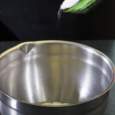 Para preparar la salsa, mezclar en un tazón la crema, huevo pimienta y sal. Revolver bien hasta integrar. S 14438 1475613456