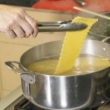 Para armar la lasaña, si se utiliza lasaña precocida no es necesario hervirla, de lo contrario, cocer en agua hirviendo durante 7 minutos para quede al dente (suave por fuera y firme por dentro). S 14439 1475613456