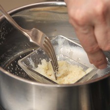 Una vez que se vea cuajada, colocar el recipiente con la grenetina hidratada dentro de una olla pequeña con agua caliente sobre la estufa. Mezclar hasta que se aclare y no tenga grumos. La mezcla no debe hervir.