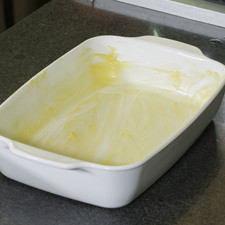 Para hornear la lasaña, engrasar la fuente para horno con mantequilla. S 14440 1475613455