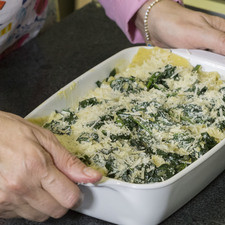 Repetir la misma operación hasta cubrir todo el molde. Espolvorear con queso parmesano encima y meter al horno a 350°F (150°C) durante 15 minutos. S 14443 1475613451