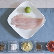 Ingredientes para receta 1 piezas de filete de huachinango 1 pieza de limón sal de grano al gusto Help pimienta negra molida al gusto 1/2 taza de salsa de jitomate 1 cucharada de albahaca seca 2 cucharadas de mostaza dijón