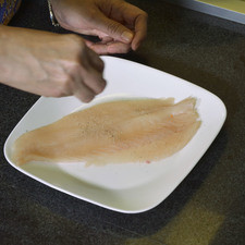 Salpimentar cada filete de pescado por ambos lados y reservar.