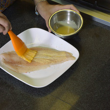 Barnizar el filete con la mezcla de mostaza por cada lado utilizando una brocha.