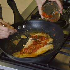 Añadir más salsa y albahaca por el otro lado y dejar calentar hasta que este cocido.