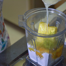 Colocar en el vaso de la licuadora el azúcar, las barras de mantequilla, los huevos, la ralladura y el jugo de un limón.