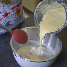 Vaciar en un tazón y mezclar con los ingredientes cernidos hasta obtener una pasta homogénea.