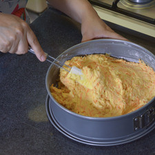 Vaciar la mezcla en un molde previamente enharinado y engrasado Hornear a 350° F (180°C ) durante una hora. Dejar enfriar y desmoldar.