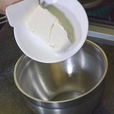 Para preparar el betún mezclar el queso crema grande con media barra de mantequilla suavizada.