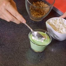 vacier en los moldes, agregar ahí un cucharada de queso cotage en cada molde y una cucharada de nuez revolver