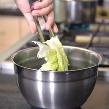 Picar la lechuga y desinfectar en u tazón con unas gotas de desinfectante durante 5 minutos.