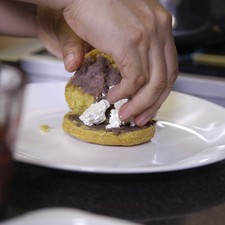 Abrir por la mitad rellenar con un poco de frijol refrito, queso fresco.