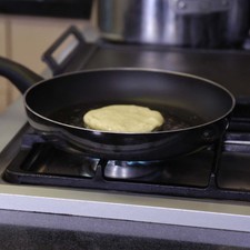Poner a calentar aceite en una olla honda y cuando este bien caliente sofreír las gorditas hasta que se vean doradas y cocidas. Colocarlas en papel absorbente para retirar el exceso de grasa.