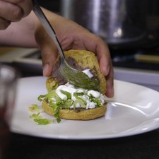 Agregar lechuga picada, crema y un poquito de salsa verde.