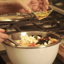 Colocar todo en un tazón, agregar el aceite de oliva y sazonar con sal y pimienta al gusto. Agregar la pasta al tazón con el queso y el jitomate y revolver bien con una cuchara de madera.