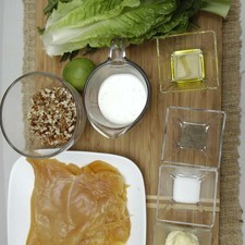 Ingredientes para Ingredientes para receta 2 piezas de milanesa de pollo 4 ramas de perejil 2 cucharadas de mayonesa 1/2 taza de crema 1 pieza de limón 1 cucharada de aceite de oliva 3/4 taza de nuez picada 1 vara de apio sal al gusto pimienta negra molida al gusto hojas de lechuga al gusto S 14527 1475613257