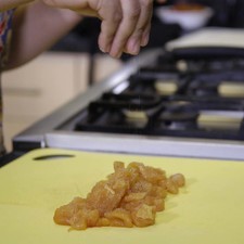 Cortar la milanesa de pollo en trozos pequeños, salpimentar. S 14528 1475613256
