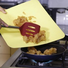Calentar la cucharada de aceite y cuando este caliente freír el pollo un par de minutos o hasta que se vea cocido, reservar. S 14529 1475613255