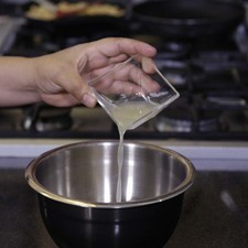 Colocar en un tazón la crema, la mayonesa y el jugo de limón, mezclar con la ayuda del batidor de globo. S 14530 1475613255