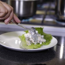 Agregar la mezcla de pollo sobre hojas de lechuga. S 14534 1475613213