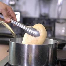 Poner a cocer las papas con suficiente agua en una olla honda hasta que estén cocidas. S 14537 1475613211