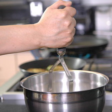 Colocar las papas en un tazón y machacarlas con la ayuda del machacador hasta obtener un puré. S 14541 1475613208