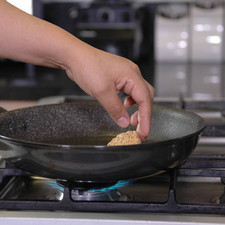 Calentar suficiente aceite en un sartén y cuando este bien caliente añadir las croquetas y sofreír hasta que se vean doraditas. S 14550 1475613201