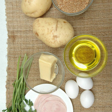 Ingredientes para receta 2 piezas de papa blanca 6 rebanadas de jamón de pavo 1/4 manojo de perejil 100 gramos de queso manchego 1 taza de pan molido aceite vegetal comestible al gusto sal al gusto 3 piezas de huevo pimienta negra molida al gusto S 14563 1475613158