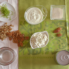 Ingredientes para receta 8 cucharadas de queso cottage 1/2 taza de nueces picadas 1 lata de leche evaporada 25 gramos de gelatina de limón 145 gramos de yogur natural 1 taza de agua ralladura de cáscara de limón al gusto