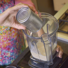 Mater al leche evaporada al congelador al menos 1 hora. Poner a hervir el agua y agregar la gelatina mezclar y dejar enfriar sin meter al refigerador. Colocar la ralladura de limón en los moldes.