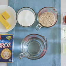 Ingredientes para base 1 taza de galleta maría molida Nuevo 120 gramos de mantequilla aceite vegetal comestible al gusto Ingredientes para relleno 3 tazas de agua 1/4 taza de jugo de limón 1 1/2 tazas de azúcar blanca 2 cucharadas de esencia de vainilla 3/4 taza de harina de arroz tres estrellas Help Ingredientes para decorar 2 tazas de crema batida Help