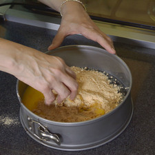 Mezclar la galleta molida con la mantequilla derretida hasta lograr una pasta.