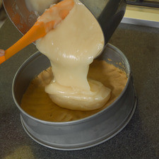 Añade la crema en el molde con galleta y refrigera por 30 minutos.