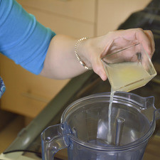 Colocar en el vaso de la licuadora agua, jugo de limón, harina.